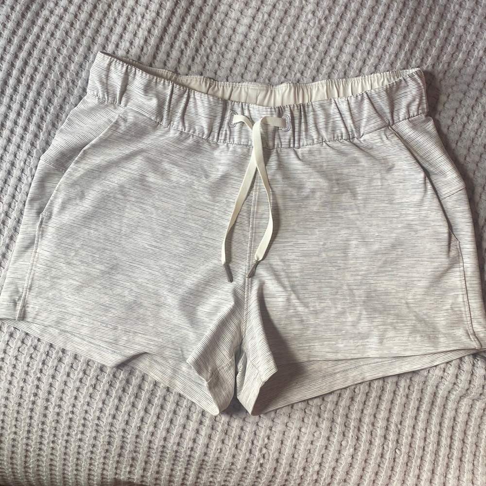 Lululemon grey and white patterned short